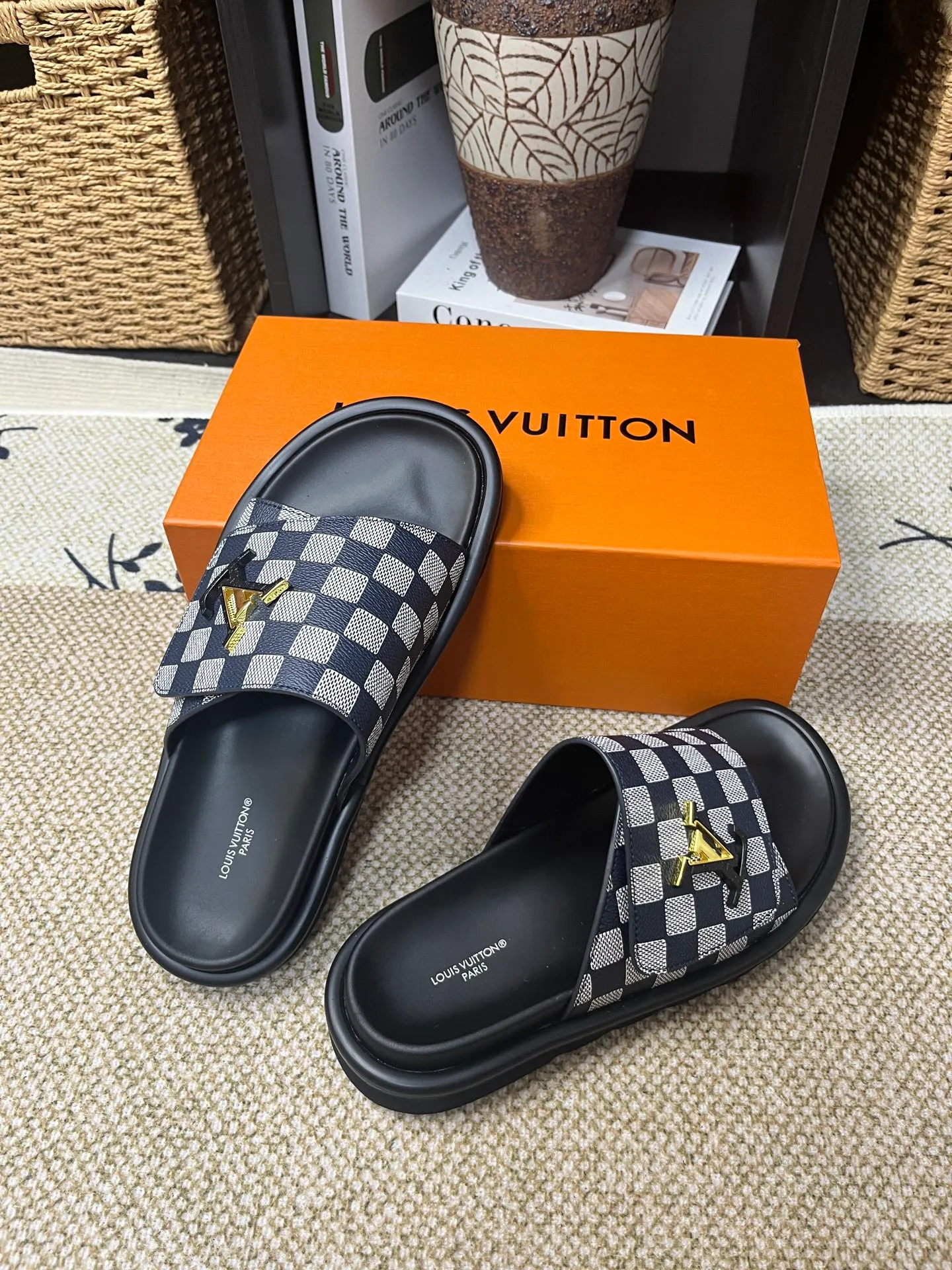 P340 [New Style] [LOUIS VUITTON] Louis Vuitton, LV printing, men's and women's slippers are now on the market, packed in drawer boxes with cloth bags and cards, the upper pattern looks very soft and waxy, and is a super versatile leg slimming tool. Fabric: imported denim/canvas/old fabric, LV hardware LOGO, official website pattern printing, comfortable to wear, feet: high-elastic PU water table. Sole: foam sole, heel height: about 5cm. Code number: 35-46, 35, 45, 46 are custom-made and non-returnable. Color: multiple colors and styles available.